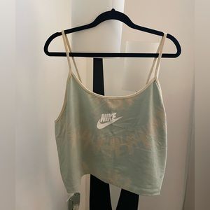NWOT Nike cropped tank XXL